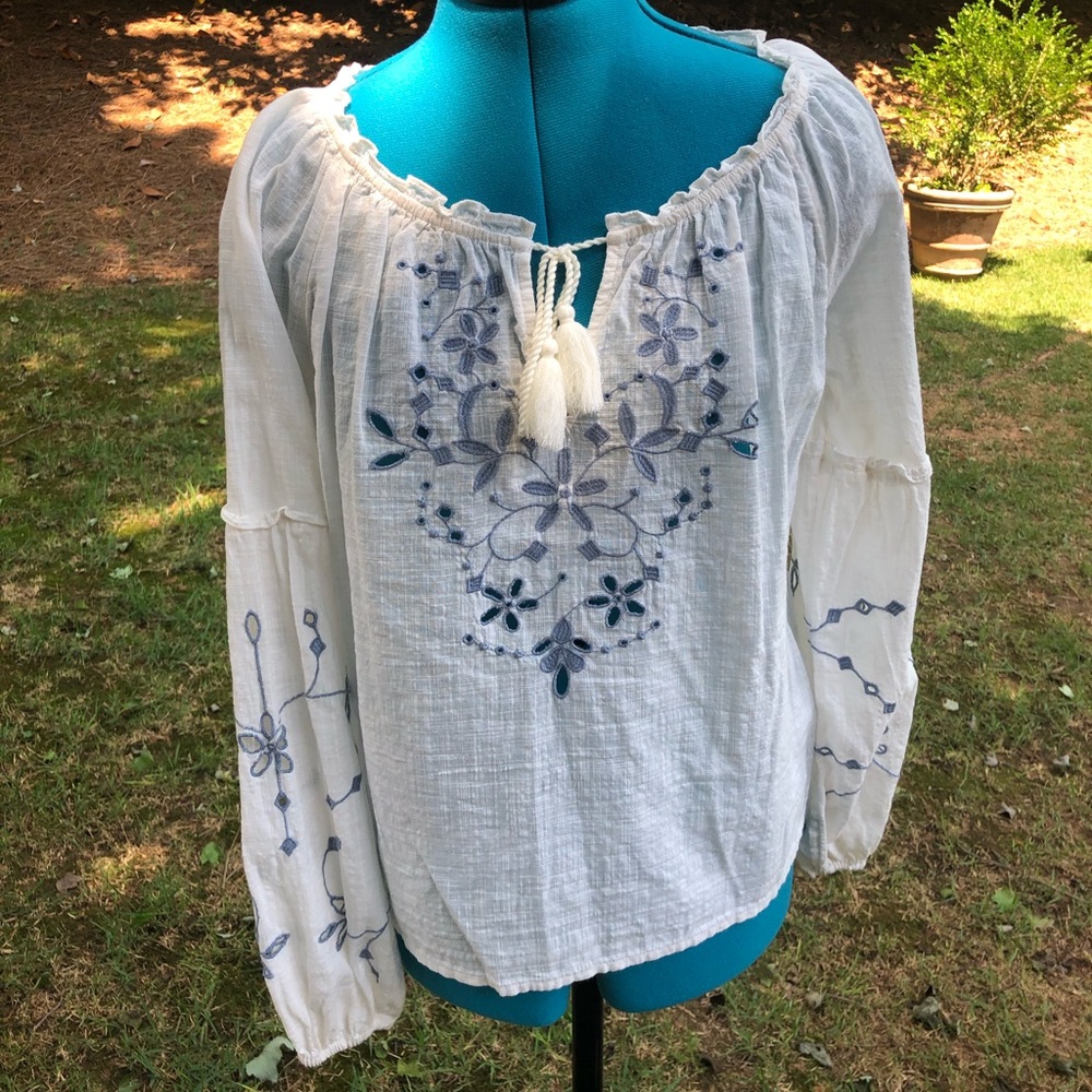 NWOT- Abercrombie white and blue embroidery top